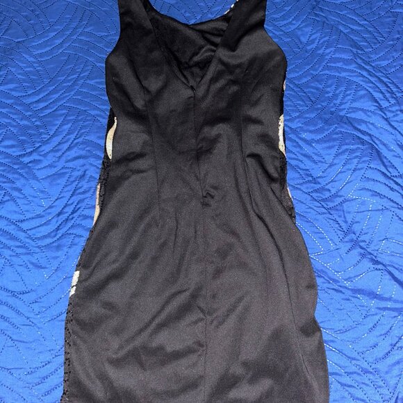 Short black dress with black and gold sequins. Party-ready. - Picture 2 of 3